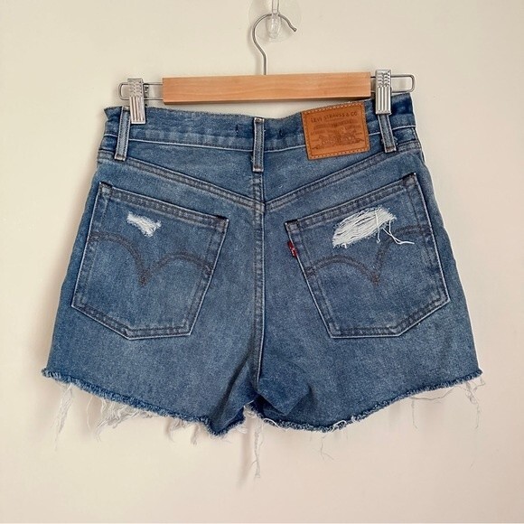 Levi's Premium Wedgie High Waisted Cut Off Jeans Shorts Medium Wash Women's 26 - Picture 4 of 12